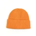 Gros plan sur le bonnet en tricot orange vif, montrant la texture fine et les détails du revers. - Taille unique / Orange