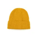Gros plan d'un bonnet d'hiver en tricot jaune moutarde avec revers et texture douce. - Taille unique / Jaune