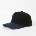 Detailansicht der 5-Panel-Patchwork-Baseballcap mit weicher Velourskrempe und Baumwollkrone. - Schwarz & Marine