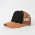 Detailansicht der braun-schwarzen Kunstwildleder-Trucker-Cap mit atmungsaktivem Mesh-Rücken. - Schwarz Khaki