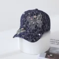 Nahaufnahme einer dunkelblauen Spitzen-Baseballkappe mit glitzernden Strass-Schmetterlingen. - Verstellbar / Marineblau