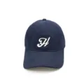 Detailaufnahme einer dunkelblauen Baumwollbaseballkappe mit weißer H-Stickerei. - Verstellbar / Marineblau