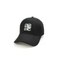Detaillierte Nahaufnahme der schwarzen Baumwoll-Baseballkappe mit weißer 3D-Stickerei. - Verstellbar / Schwarz