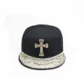 Schwarze Hip-Hop Cap mit Strass-Kreuz und glänzendem goldenen strukturierten Schirm. - Verstellbar / Schwarz