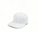 Nahaufnahme des weißen Hip-Hop-Hutes mit flacher Krempe und atmungsaktiven Seitenperforationen. - Weiß