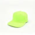 Nahaufnahme Detail der neongrünen schnelltrocknenden Flat Brim Hip Hop Kappe mit Belüftung. - Fluoreszierendes Grün