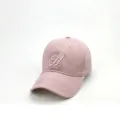 Nahaufnahme Detail der rosa Baumwoll-Baseballcap mit gesticktem H und gebogenem Schirm. - Verstellbar / Rosa
