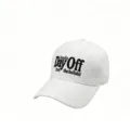 Weißer Baumwoll Baseballcap mit modischer schwarzer Stickerei, lässige Detailansicht. - Verstellbar / Weiß