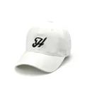 Weißes Baseballkappe Detail mit schwarzem gesticktem Buchstaben H auf weicher Baumwolle. - Verstellbar / Weiß