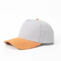 Detailansicht der stylischen 5-Panel-Baseballkappe mit grauer Krone und orangefarbener Krempe. - Grau-Khaki