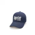 Detailansicht der dunkelblauen Baumwoll-Baseballcap mit gesticktem Statement-Text. - Verstellbar / Marineblau