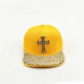 Casquette de baseball hip-hop jaune avec croix en strass scintillants et visière plate. - Réglable / Jaune