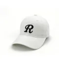 Weiße Baumwoll-Baseballkappe Detail mit schwarzer Buchstaben-R-Stickerei für Freizeit und Outdoor. - Verstellbar / Weiß