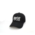Schwarze Baumwoll Baseballkappe mit weisser bestickter Schrift, laessiger Alltagsstil. - Verstellbar / Schwarz