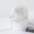 Détail de casquette de baseball en dentelle blanche avec papillon en strass et cristaux. - Réglable / Beige