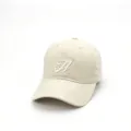 Detailansicht der beige Baumwoll-Baseballkappe mit stilvollem gestickten Buchstaben H. - Verstellbar / Beige