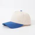 Detailansicht der zweifarbigen 5-Panel-Baseballcap mit weichem Kontrastelement. - Weißblau