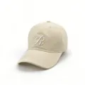 Nahaufnahme der beigen Baumwoll-Baseballkappe mit feiner Schreibschrift R Stickerei. - Verstellbar / Khaki