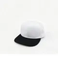 Nahaufnahme eines farbigen Flat-Brim-Hip-Hop-Hutes mit atmungsaktiven Seitenlöchern. - Grau & Schwarz