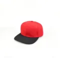 Detailansicht der rot-schwarzen Snapback Cap, flacher Schirm, atmungsaktive Ösen, Streetwear. - Rot & Schwarz