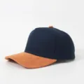 Klassische zweifarbige Baseballkappe mit dunkelblauer Krone und braunem Wildleder-Visier. - Dunkelblau