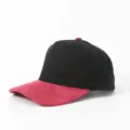 Schicke schwarze und rote Baseballkappe mit Wildleder-Krempe für den Outdoor-Freizeit-Look. - Schwarz Rot