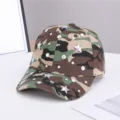 Dettaglio del cappellino mimetico con strass brillanti e decorazioni a stella uniche. - Berretto da Baseball Mimetico Strass (MY26405) / Regolabile / Verde militare