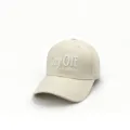 Lassige beigefarbene Baumwoll-Baseballkappe mit stilvoller weisser Stickerei fur den Alltag. - Verstellbar / Beige