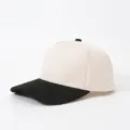 Zweifarbige 5-Panel-Baseballcap mit beigen Baumwollkrone und schwarzem Veloursleder-Schirm. - Weißschwarz