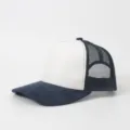Zweifarbige Mesh-Trucker-Cap, dunkelblaue Wildleder-Krempe, weiße Front, atmungsaktiv. - Weißblau