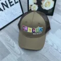 Gros plan détaillé de la casquette trucker brodée Cancun Mexique avec résille respirante et visière. - Réglable / Marron