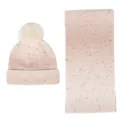 Detailansicht der kuscheligen, gesprenkelten Strickmütze mit flauschigem Bommel und Schal. - Set / Rosa Verlauf
