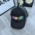 Schwarze Trucker Cap mit Mesh-Rueckseite und buntem Cancun Mexiko Stickerei fuer Herren. - Verstellbar / Schwarz Grau Netz