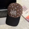 Detailansicht einer braunen Baseballkappe mit Blumenmuster und schwarzem Schirm - Einheitsgröße / Braun