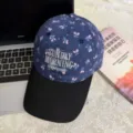 Detailansicht der dunkelblauen floralen Baseballkappe mit weißem Sticktext und Schirm. - Einheitsgröße / Blau