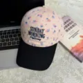 Nahaufnahme der rosafarbenen Blumen-Baseballkappe mit schwarzer Krempe und Stickerei. - Einheitsgröße / Rosa