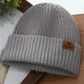 Graue Strickmütze Winter warm Beanie mit Lederlabel stylische Freizeitmütze Kappe - Einheitsgröße / Grau