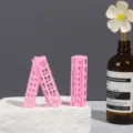 Bigodino in plastica rosa con denti per frangia, strumento di styling compatto. - Rosa chiaro