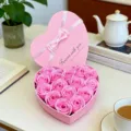 Rosa herzformige Seifenblumen Geschenkschachtel Detailansicht, romantisches Geschenk fur sie. - Reguläre Passform / Rosa