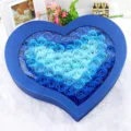 Vue détaillée de la boîte cadeau de roses en savon bleu dégradé, cadeau romantique. - Bleu Dégradé