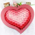 Détail de la boîte cadeau de fleurs de savon roses en forme de cœur, arrangement floral. - Rouge dégradé