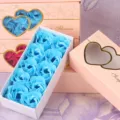 Rosa Geschenkschachtel mit Herzfenster und blauen Seifenrosen, ideal als Valentinstagsgeschenk. - 10 Stück/Packung / Blau
