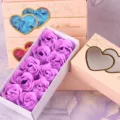 Detailansicht einer schönen lila Rosenseife Geschenkbox mit herzförmigem Fensterdesign. - 10 Stück/Packung / Lila