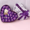 Valentinstag Herz Seifenrose Geschenkbox mit süßem Teddybär und violetten Kunstblumen. - Lila