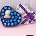 Herzförmige Seifenblumen Geschenkbox mit blauen Rosen und süßem Teddybär für romantischen Valentinstag - Blau