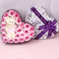 Boîte cadeau en forme de cœur de roses de savon avec ours en peluche et ruban violet - Boîte Cadeau Rose / Rose