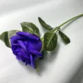Enkele kunstmatige paarse roos bloem met groene bladeren voor bruiloft en huisdecoratie. - Zonder Zak / Paars