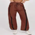 Gedetailleerd overzicht van casual bruine dames joggingbroek met zwarte zijstrepen. - S / Donkerbruin