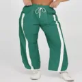 Gedetailleerd aanzicht van groene casual broek met witte zijstrepen en trekkoord in taille. - S / Groen