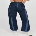 Gedetailleerd overzicht van losse casual damesbroek met trekkoord en contrasterende zijstrepen. - S / Donkerblauw